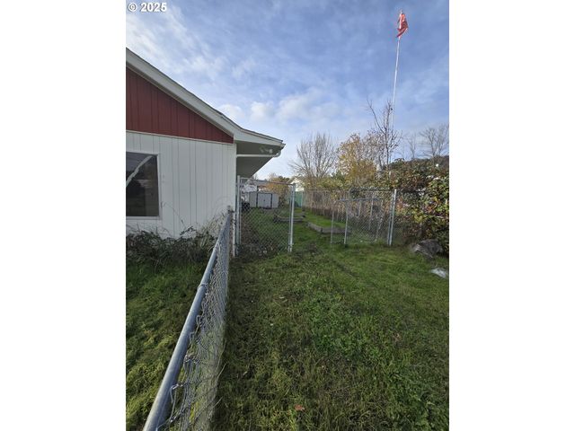 151 Nw SHERRY St, Winston, OR 97496