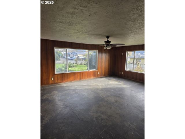 151 Nw SHERRY St, Winston, OR 97496