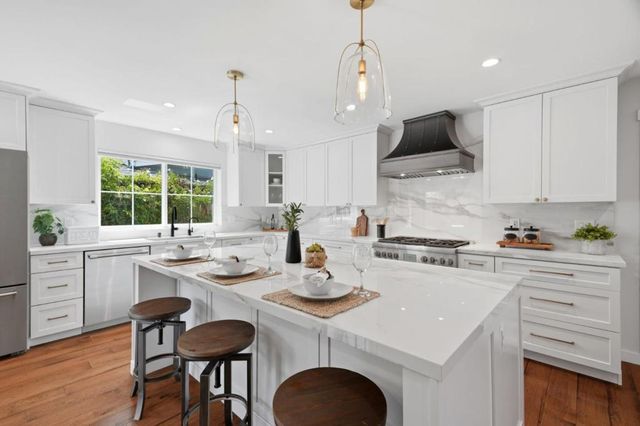 2133 Santa Cruz Avenue, Santa Clara, CA 95051