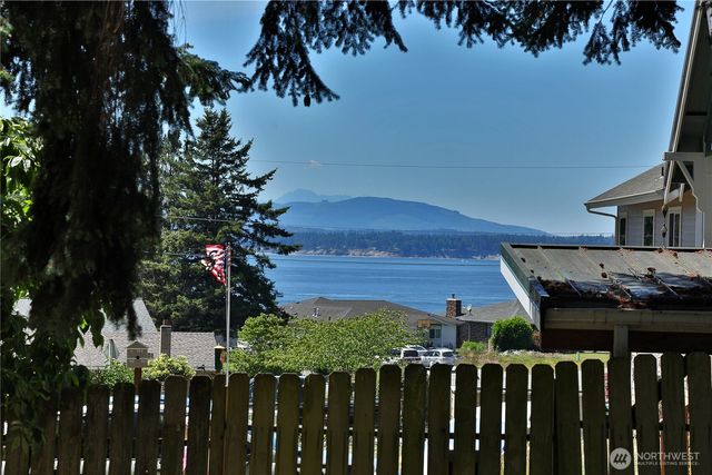 569 Otter Way, Freeland, WA 98249