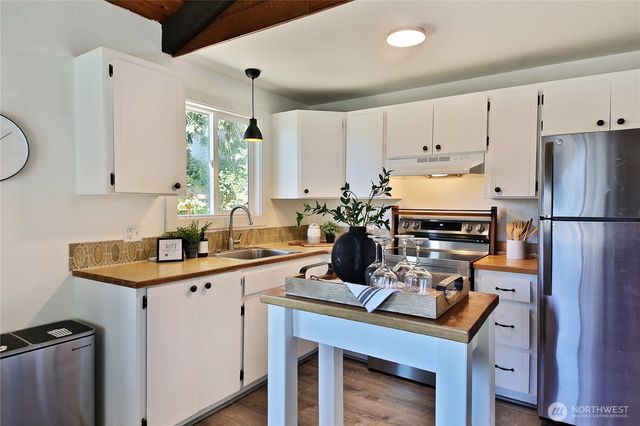 569 Otter Way, Freeland, WA 98249
