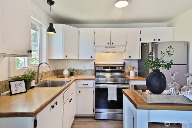 569 Otter Way, Freeland, WA 98249
