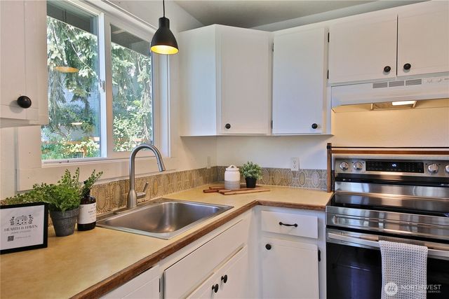 569 Otter Way, Freeland, WA 98249