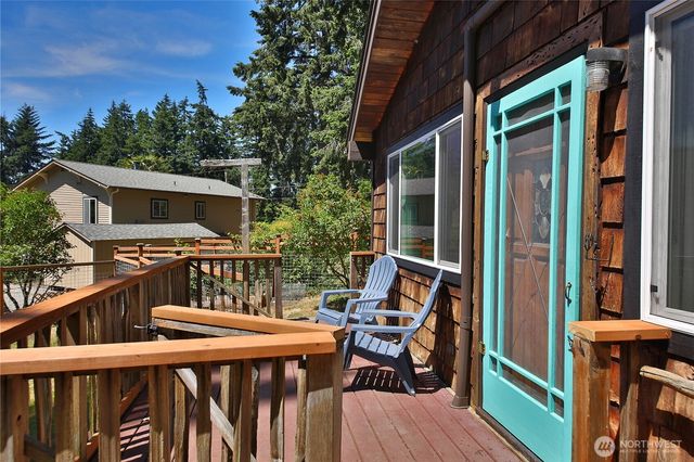 569 Otter Way, Freeland, WA 98249