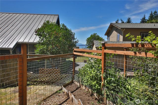 569 Otter Way, Freeland, WA 98249