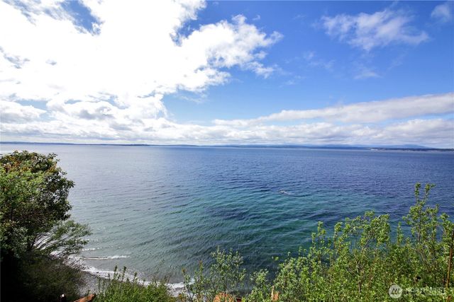 569 Otter Way, Freeland, WA 98249