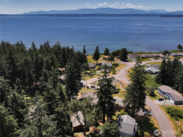 569 Otter Way, Freeland, WA 98249
