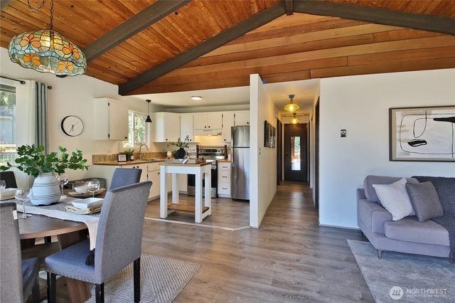 569 Otter Way, Freeland, WA 98249