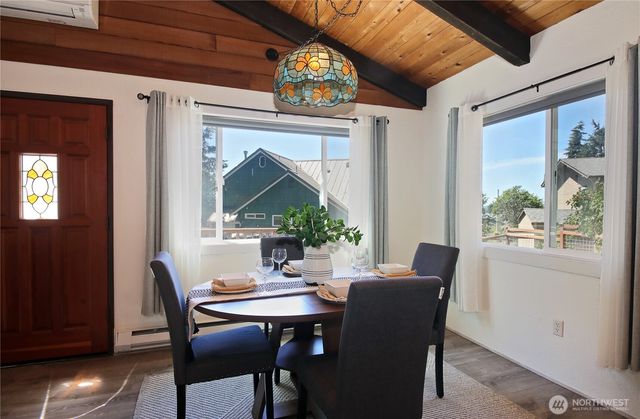 569 Otter Way, Freeland, WA 98249