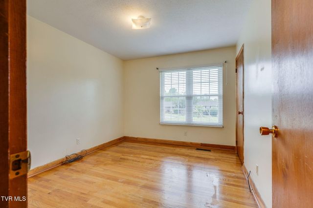 132 Cherrywood Lane, Bristol, TN 37620