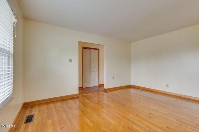 132 Cherrywood Lane, Bristol, TN 37620