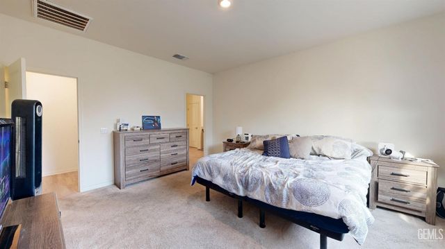 10217 Spanish Moss Drive, Bakersfield, CA 93306