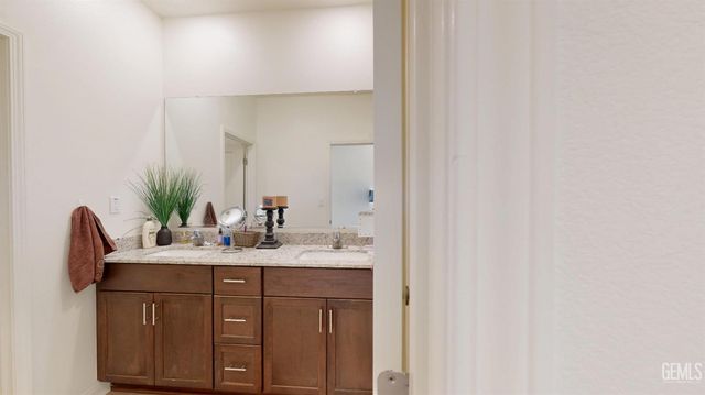 10217 Spanish Moss Drive, Bakersfield, CA 93306