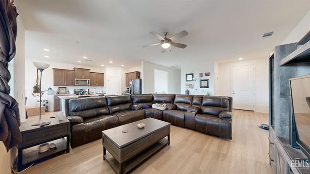 10217 Spanish Moss Drive, Bakersfield, CA 93306