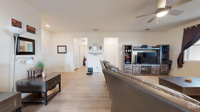 10217 Spanish Moss Drive, Bakersfield, CA 93306