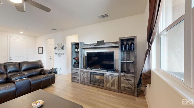 10217 Spanish Moss Drive, Bakersfield, CA 93306