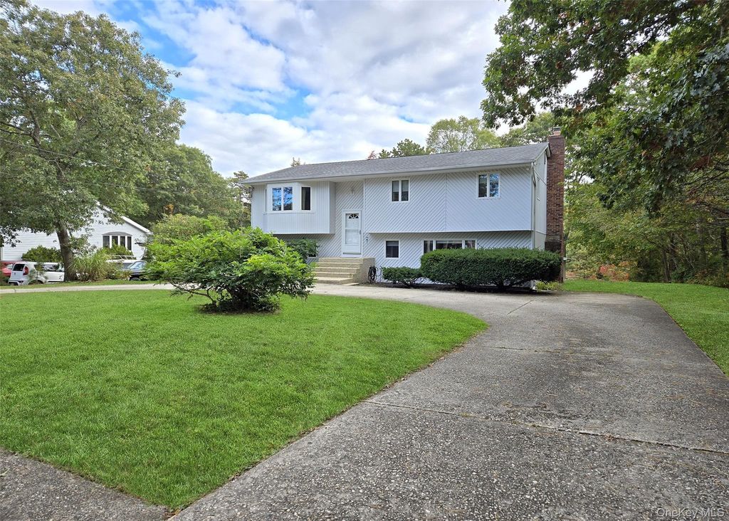 50 Hawthorne Street, Selden, NY 11784
