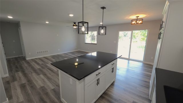 1413 13th Avenue, Belle Plaine, IA 52208