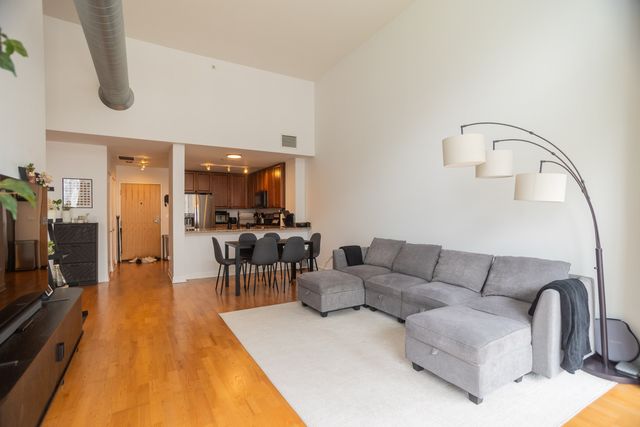 845 N Kingsbury Street 704, Chicago, IL 60610