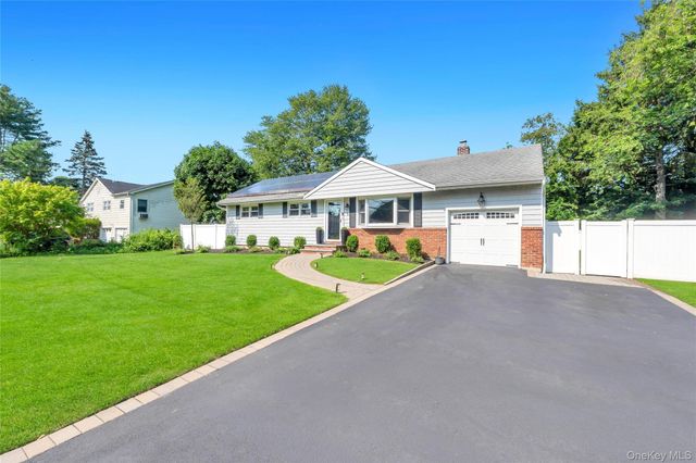 5 Shaftsbury Lane, Melville, NY 11747