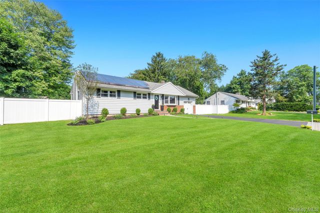 5 Shaftsbury Lane, Melville, NY 11747