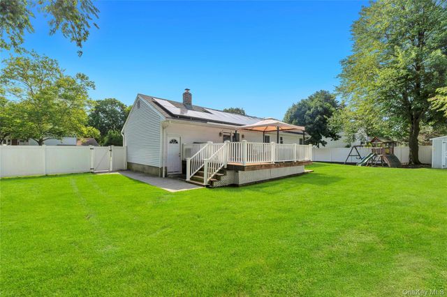 5 Shaftsbury Lane, Melville, NY 11747