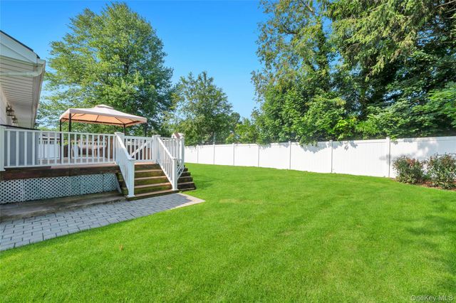 5 Shaftsbury Lane, Melville, NY 11747