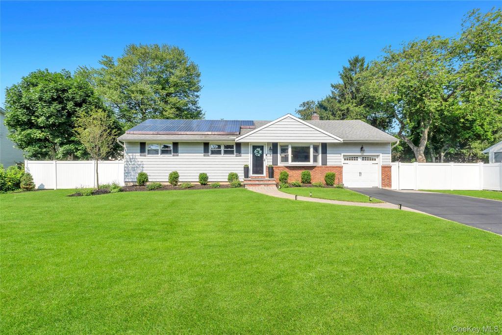 5 Shaftsbury Lane, Melville, NY 11747