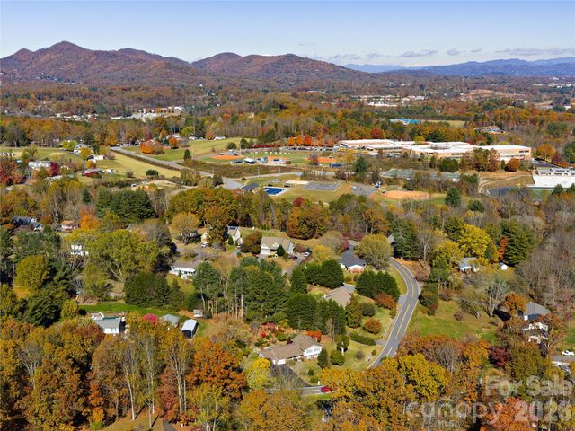 142 Twin Lakes Drive, Candler, NC 28715