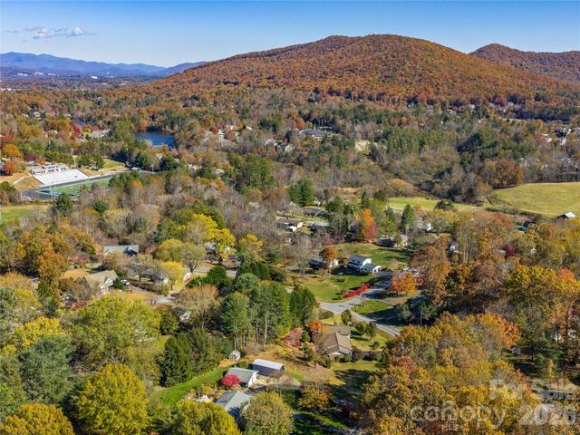 142 Twin Lakes Drive, Candler, NC 28715