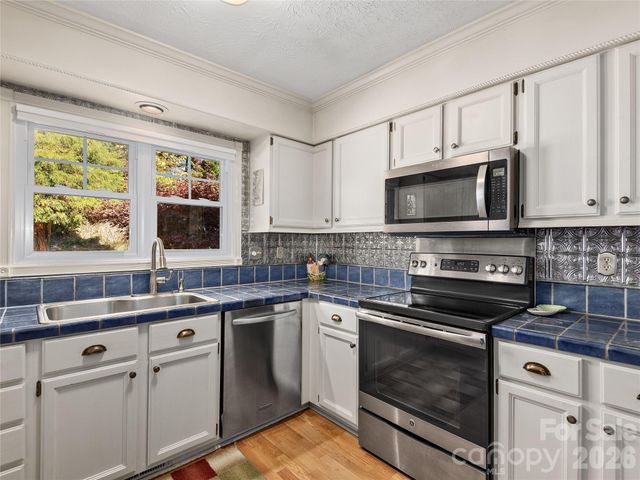 142 Twin Lakes Drive, Candler, NC 28715