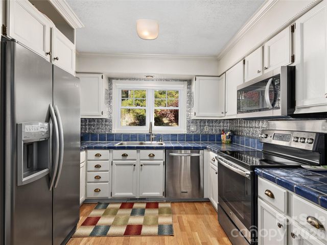 142 Twin Lakes Drive, Candler, NC 28715