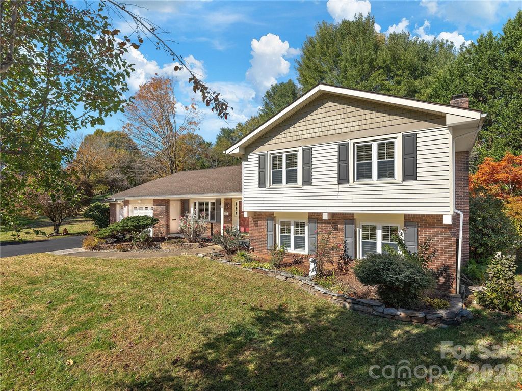 142 Twin Lakes Drive, Candler, NC 28715