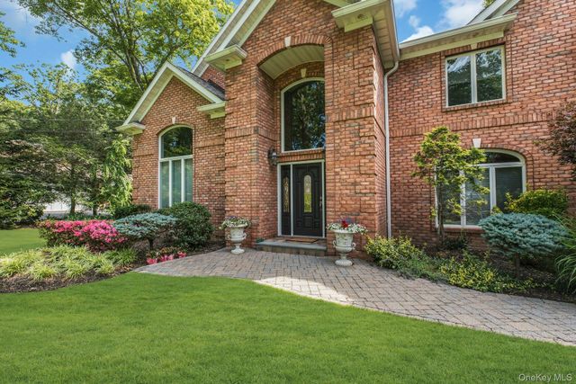 10 Winter Lane, Dix Hills, NY 11746