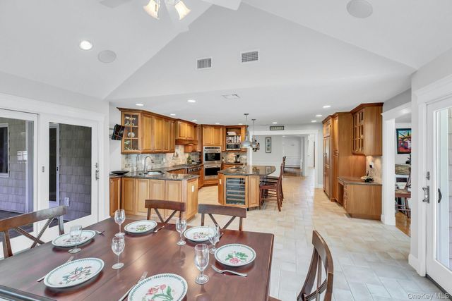10 Winter Lane, Dix Hills, NY 11746
