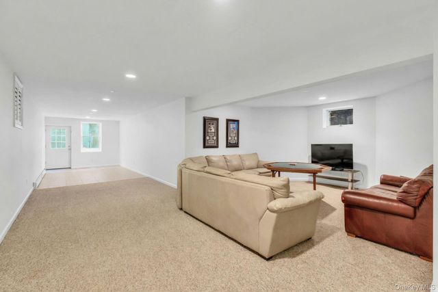 10 Winter Lane, Dix Hills, NY 11746