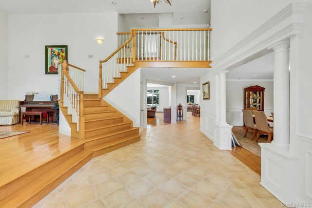 10 Winter Lane, Dix Hills, NY 11746