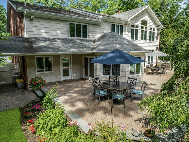 10 Winter Lane, Dix Hills, NY 11746