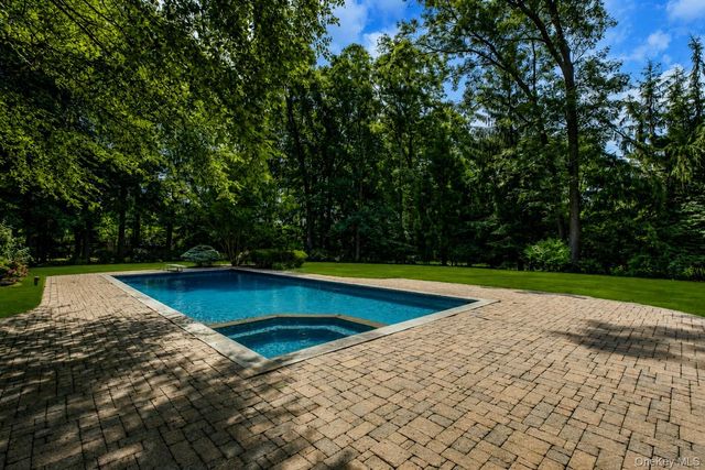 10 Winter Lane, Dix Hills, NY 11746