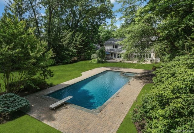 10 Winter Lane, Dix Hills, NY 11746