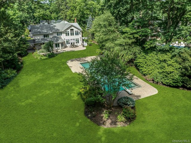 10 Winter Lane, Dix Hills, NY 11746