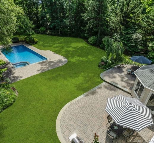 10 Winter Lane, Dix Hills, NY 11746