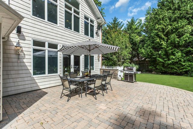 10 Winter Lane, Dix Hills, NY 11746