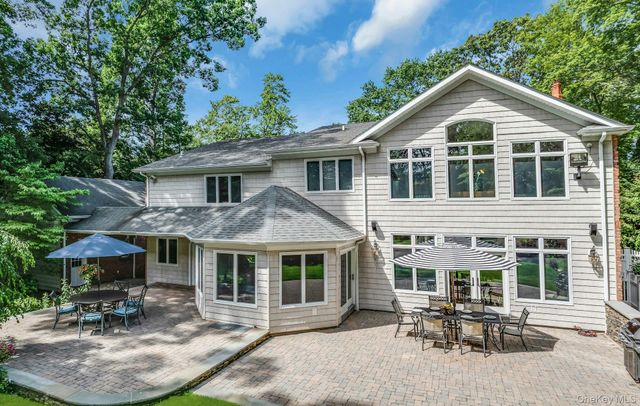 10 Winter Lane, Dix Hills, NY 11746