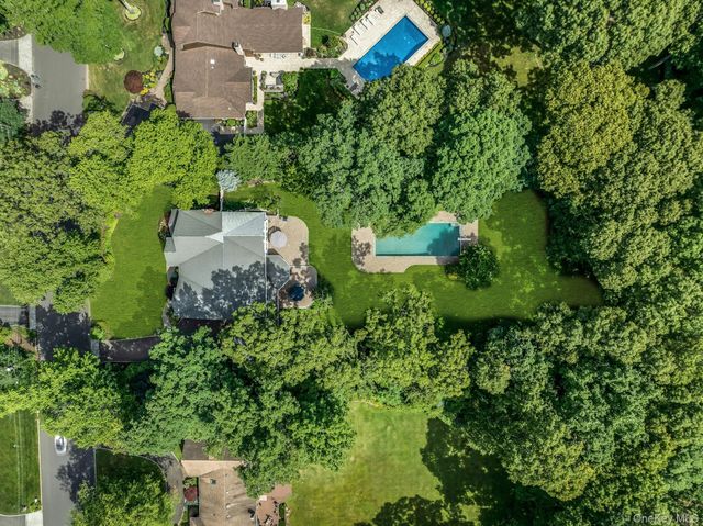 10 Winter Lane, Dix Hills, NY 11746