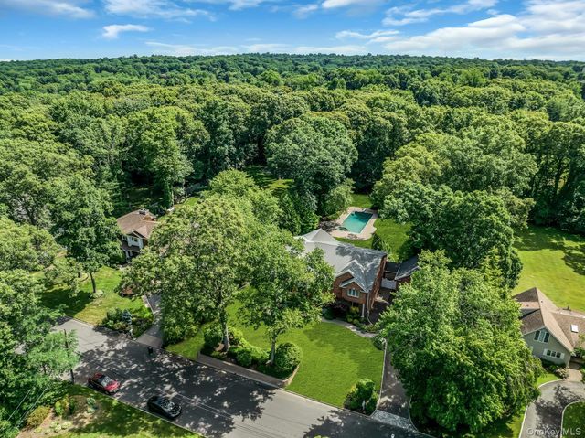 10 Winter Lane, Dix Hills, NY 11746