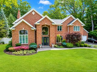 10 Winter Lane, Dix Hills, NY 11746