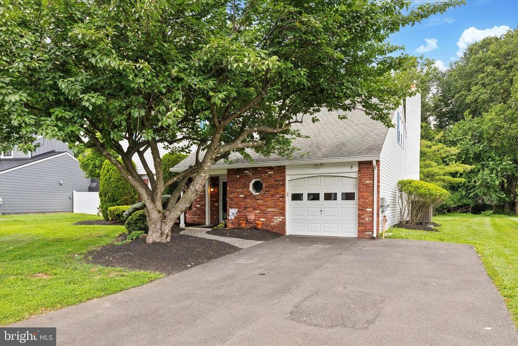 15 PENN CIR, Holland, PA 18966