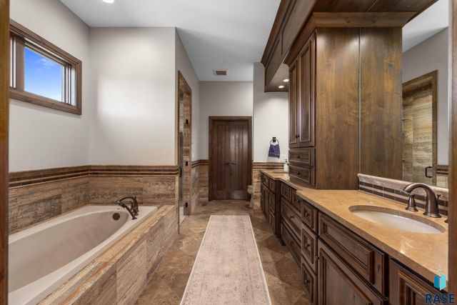 5905 S Grand Prairie Dr Drive, Sioux Falls, SD 57108