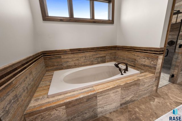 5905 S Grand Prairie Dr Drive, Sioux Falls, SD 57108